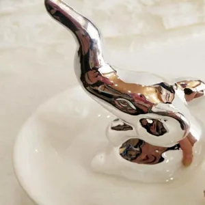 Coupelle à bijoux éléphant en céramique, porte-bague argenté pour la décoration, vue détaillée.