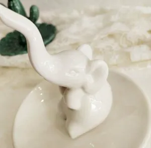 Gros plan détaillé d'un plat porte-bague éléphant en céramique blanche pour vos bijoux.