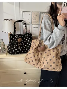 Vista detallada del bolso tote de ante con lunares, mostrando su textura suave y elegante.