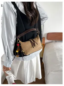 Retro suède kussen schoudertas vrouwen casual handtas gedetailleerd overzicht slaapkamer