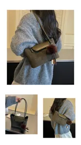 Vintage Wildleder Umhängetasche für Damen, lässige Handtasche mit flauschigem Bommel-Anhänger.