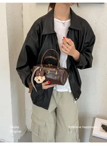 Retro Boston Handtasche für Damen, Lackleder Umhängetasche mit süßem Bärenanhänger.
