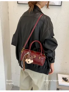 Vintage dunkelrote Boston Handtasche für Damen, stilvolle Schultertasche aus Leder.
