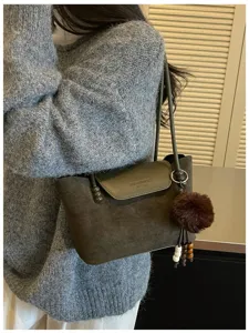 Retro Wildleder Umhängetasche mit schickem Bommel Anhänger für den täglichen Weg.