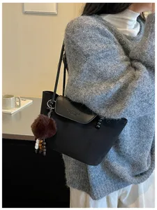 Lässige Umhängetasche mit Fellball Anhänger, große schwarze Vintage Damen Schultertasche.