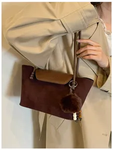 Vintage braune Wildleder Schultertasche mit flauschigem Bommel Anhänger für Damen.