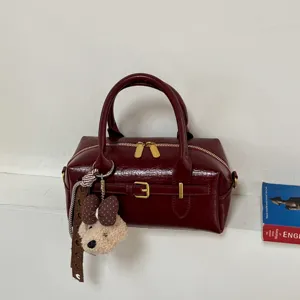 Vintage weinroter Boston-Bag aus PU Leder Henkeltasche mit süßem Bären-Anhänger.