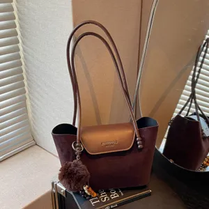 Retro Wildleder PU Leder Patchwork Umhängetasche Für Damen Große Kapazität Mode Tote Bag Mit Pelzball Anhänger Täglich Pendeln Handtasche