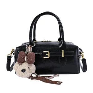 Schwarze Vintage Boston Handtasche mit süßem Bärenanhänger, stilvolle Umhängetasche für Damen.