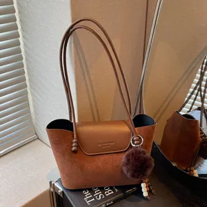 Vintage braune Wildleder Schultertasche für Damen mit elegantem Überschlag und Pelz-Anhänger