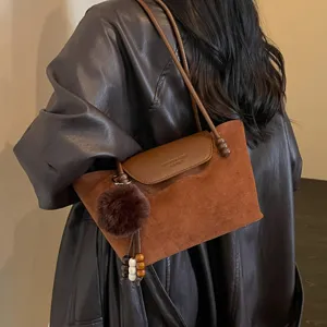 Vintage braune Wildleder Umhängetasche für Damen lässige Alltagstasche mit Plüschball Anhänger