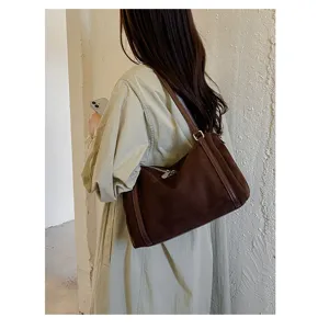 Retro suède schoudertas grote capaciteit, casual kussenhandtas voor dames dagelijks gebruik.