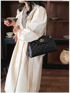 Fashionable quilted chain shoulder bag for women, classic elegant design for commuting and daily use.