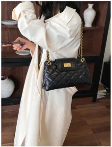 Classic quilted chain shoulder bag for women, stylish black crossbody commuting handbag.