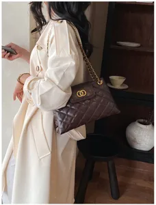 Stylish quilted chain shoulder bag for women, elegant commuter underarm handbag design.