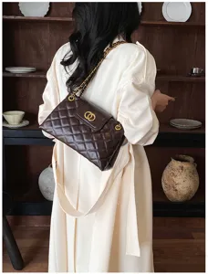 Detailed view of dark brown quilted chain shoulder bag, premium commuting handbag style.