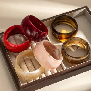 Bracciale rigido largo in resina vintage con struttura in ambra marmorizzata gioiello donna chic.
