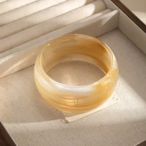 Bracciale largo in resina con effetto ambra vintage da donna, accessorio moda marezzato.