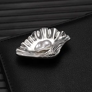 Exquisite silver shell brooch detail, elegant pearl inlay, premium suit lapel accessory design