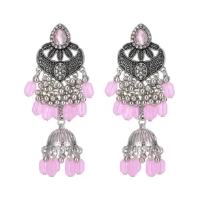 Vue rapprochée détaillée de boucles d'oreilles pendantes style bohème et perles roses.