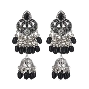 Boucles d'oreilles longues à pampilles style ethnique vintage avec perles noires.