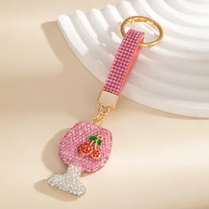 Portachiavi a bicchiere di vino in strass brillanti con ciondolo ciliegia per borse e chiavi.
