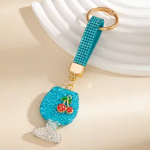Portachiavi bicchiere di vino strass scintillante primo piano, ciondolo borsa e accessorio.