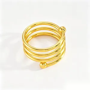 Primo piano dettagliato di un elegante portatovaglioli a spirale dorato per tavola.