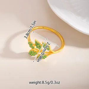Dettaglio anello per tovagliolo con foglia strass dorata, elegante ornamento da tavola.