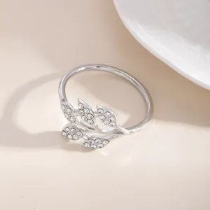 Portatovaglioli in metallo argento con strass lucidi per la decorazione della tavola.