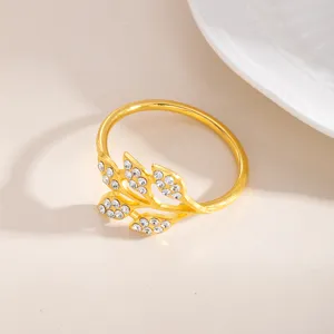 Portatovagliolo in metallo dorato a forma di foglia con strass brillanti per decorare la tavola.