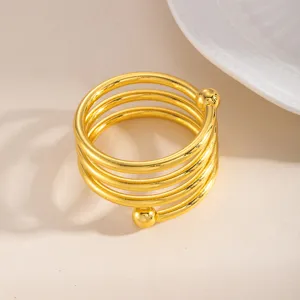 Portatovaglioli in metallo dorato a spirale multi-anello, elegante decorazione per la tavola.