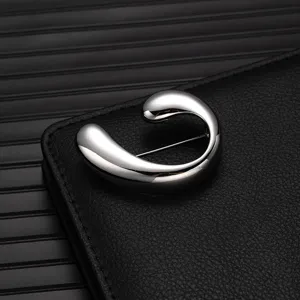 Modern minimalist silver alloy abstract brooch, exquisite high-end suit lapel pin accessory decor.