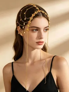 Gros plan détaillé d'une chaîne de tête dorée à pampilles, accessoire de cheveux bohème.