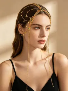 Coiffure de chaîne de cheveux multicouche dorée bohème avec pendentifs pièces et pierres.