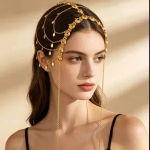Gros plan sur la chaîne de tête dorée bohème multi-couches avec pendentifs pièces et pierres.