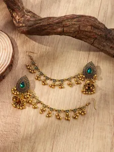Vue detaillee de boucles d'oreilles a pompon cloche et ensemble de chaine de cheveux.