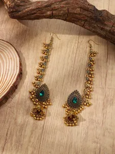 Ensemble de boucles d'oreilles longues style indien vintage avec pierres vertes et cloches.