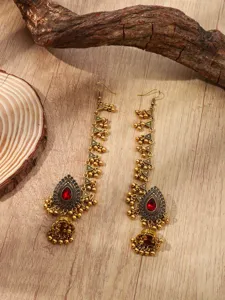 Exquises boucles d'oreilles longues dorées ethniques avec pierre rouge et clochettes.