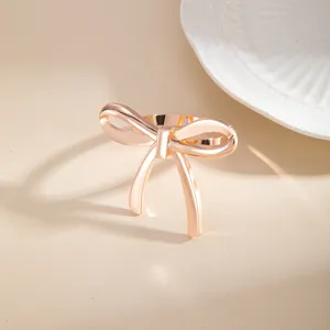 Vista dettagliata dell'anello per tovagliolo con fiocco in lega oro rosa, decorazione.
