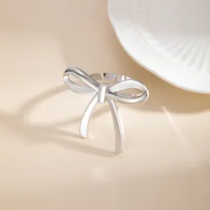 Dettaglio di anello portatovagliolo in lega argentea per elegante decorazione tavola.