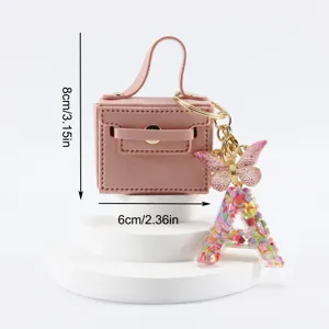 Mini portachiavi borsa in pelle con farfalla carina e ciondolo lettera decorativo.