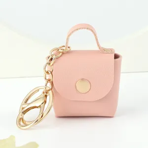 Vista dettagliata del portachiavi mini borsa in pelle rosa, grazioso accessorio per chiavi auto.