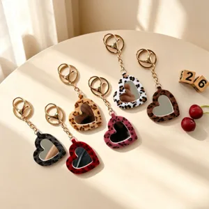 Pluche luipaard hart spiegel sleutelhanger schattige fluffy tas hanger draagbare make-up spiegel