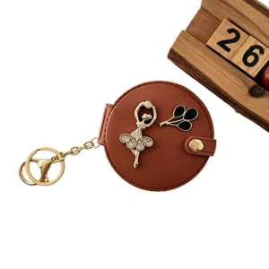 Draagbare ronde opvouwbare make-up spiegel sleutelhanger met ballerina en bruine lederen etui.