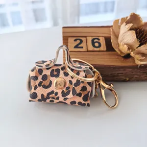 Porte-clés mini sac à motif léopard, charmant pendentif de sac à mode pour clés et accessoires.
