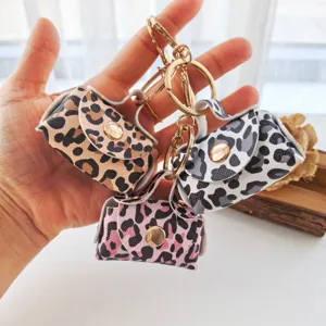 Porte-clés mini sac imprimé léopard en cuir PU charm de sac à main design élégant.