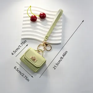 Gros plan sur le mini étui à écouteurs en cuir avec porte-clés et dimensions claires.