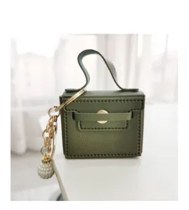 Mini lederen handtas sleutelhanger met parelhangster en gouden hardware, schattig.