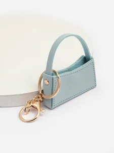 Mini porte-clés sac à main en cuir PU avec anneau en métal doré, vue rapprochée.